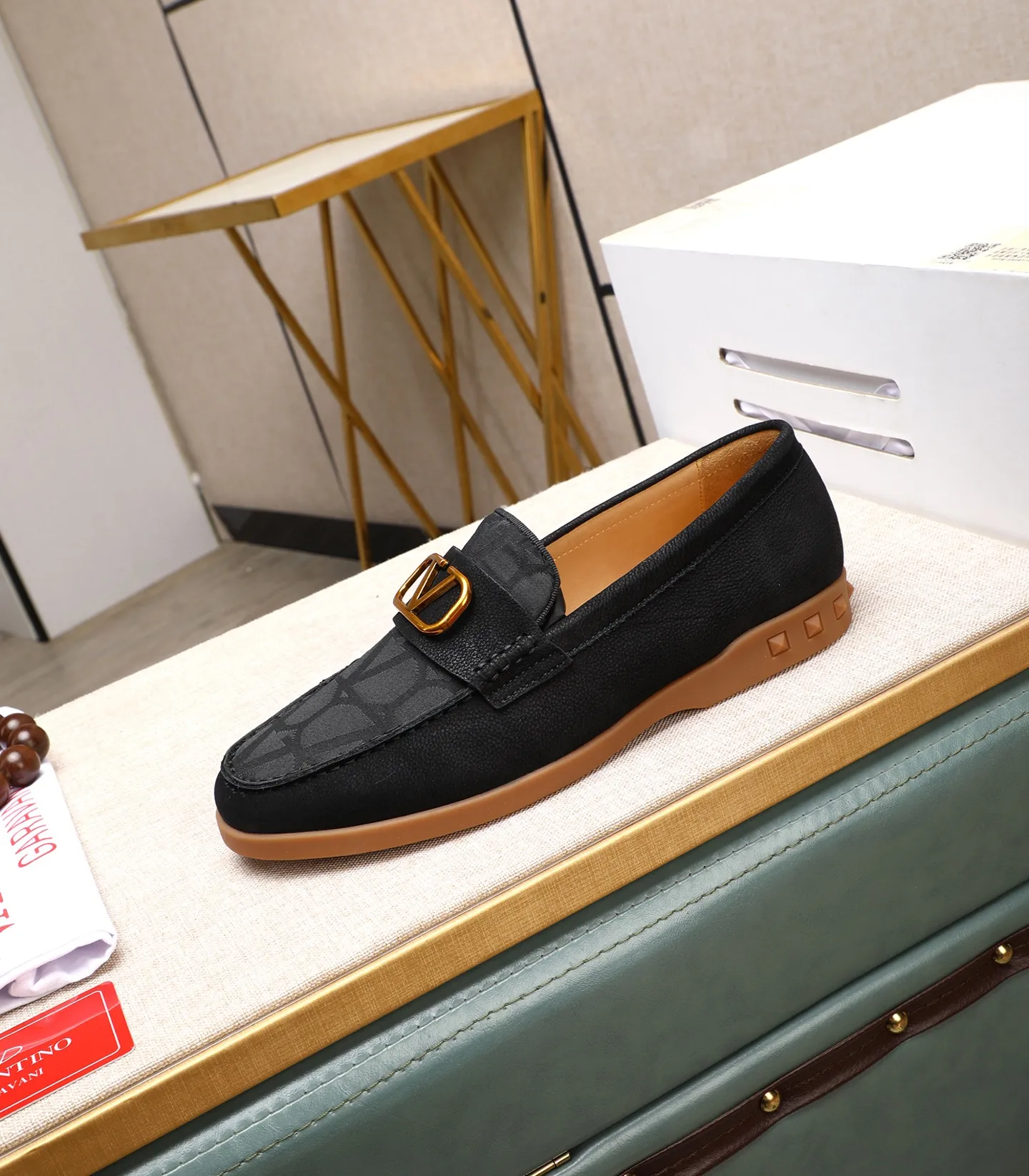 Men's shoes 💰520 [Valentino-Valentino] High-quality boutique men's shoes. The same style as the celebrities, original and authentic.✅ Made of imported cowhide + original apricot cowhide lining. The French luxury model is priced at 14,080 Swiss francs. It is also a Paris Fashion Week catwalk model. A brand can be deeply rooted in your heart, and a pair of shoes can make you linger. What you wear is not only noble, but also an aura. 👻Standard 38-45